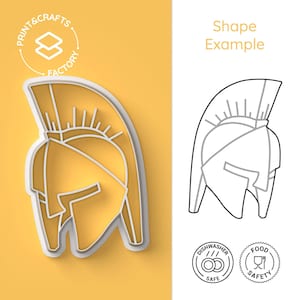 Puede incluir: Un cortador de galletas de plástico blanco en forma de casco espartano. El cortador está sobre un fondo amarillo. La imagen también incluye un dibujo de línea del casco, iconos de seguridad para lavavajillas y alimentos, y el texto "Print & Crafts Factory" y "Shape Example".
