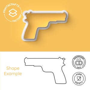 Puede incluir: Un cortador de galletas de plástico blanco en forma de pistola. El cortador de galletas está sobre un fondo amarillo. El cortador de galletas es apto para lavavajillas y alimentos.