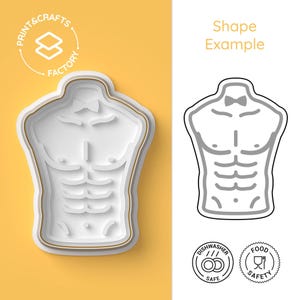 Op de afbeelding: Een witte 3D-geprinte koekjesvorm in de vorm van een mannelijk torso met een strik. De koekjesvorm staat op een gele achtergrond. De afbeelding toont ook een lijntekening van de koekjesvorm en twee pictogrammen die aangeven dat de koekjesvorm vaatwasser- en voedselveilig is.