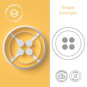 Peut inclure: Un emporte-pièce en plastique blanc en forme de bouton avec quatre petits cercles à l'intérieur. L'emporte-pièce est sur un fond jaune. L'image montre également un dessin au trait noir et blanc de l'emporte-pièce, un logo pour une fabrique d'impression et d'artisanat, et deux icônes indiquant que l'emporte-pièce est compatible lave-vaisselle et alimentaire.