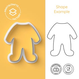 Pode incluir: Um cortador de biscoitos de plástico branco em forma de macacão de bebê. O cortador está sobre um fundo amarelo. A imagem também inclui um desenho de linha do macacão, dois ícones que indicam lava-louças e segurança alimentar, e o texto "Print & Crafts Factory" e "Shape Example".
