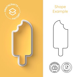 Op de afbeelding: Een witte plastic koekjesvormer in de vorm van een ijslolly met een hap eruit. De vormer bevindt zich op een gele achtergrond. De afbeelding bevat ook een lijntekening van de vormer, twee pictogrammen die aangeven dat de vormer vaatwasserbestendig is en geschikt voor voedsel, en de tekst "Vormvoorbeeld".