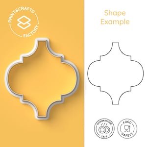 Puede incluir: Una plantilla de corte blanco en 3D con forma de trébol de cuatro hojas sobre un fondo amarillo. La plantilla es para manualidades y es apta para lavavajillas y alimentos. La imagen también incluye un logotipo para "Print & Crafts Factory".