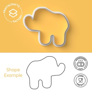Op de afbeelding: Witte plastic koekjesvormer in de vorm van een olifant. De vormer bevindt zich op een gele achtergrond. Onder de vormer is een zwart-witte omtrek van de olifant te zien. De tekst "Print & Crafts Factory" bevindt zich in een cirkel boven de vormer. Onder de omtrek bevinden zich twee pictogrammen: een voor vaatwasserbestendig en een voor voedselveilig.