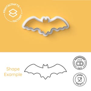 Puede incluir: Cortador de galletas blanco en forma de murciélago con borde festoneado, sobre fondo amarillo. El texto "PRINT & CRAFTS FACTORY" está en un círculo en la parte superior izquierda. Debajo, un contorno negro de la forma del murciélago, con el texto "Shape Example".
