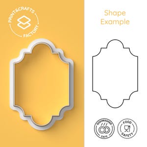 Puede incluir: Cortador de galletas de plástico blanco con forma decorativa, con las palabras "Print & Crafts Factory" en un diseño circular. Se muestra un contorno en blanco y negro de la forma junto al cortador. La imagen también incluye iconos de "Apto para lavavajillas" y "Seguridad alimentaria".