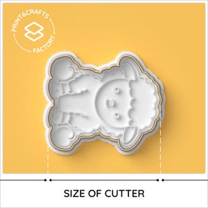 Pu&ograve; includere: Tagliapasta in plastica bianca a forma di agnello dei cartoni animati. Il tagliapasta &egrave; su uno sfondo giallo con il testo "Print & Crafts Factory" in un cerchio sopra. Il testo "Size of Cutter" &egrave; sotto il tagliapasta.