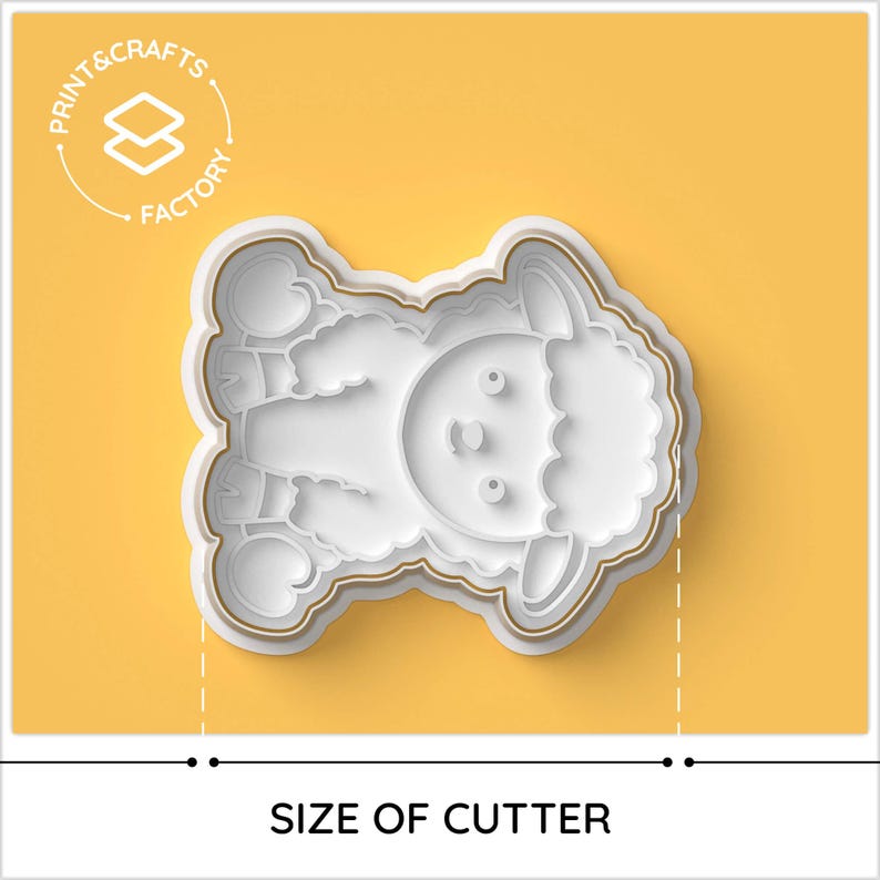 Pu&ograve; includere: Tagliapasta in plastica bianca a forma di agnello dei cartoni animati. Il tagliapasta &egrave; su uno sfondo giallo con il testo "Print & Crafts Factory" in un cerchio sopra. Il testo "Size of Cutter" &egrave; sotto il tagliapasta.