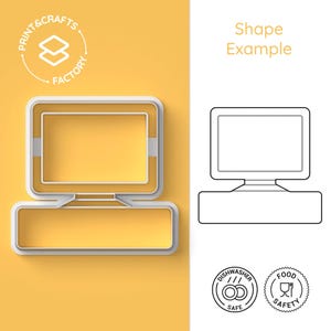Può includere: Un tagliapasta per computer bianco con una sezione tastiera separata. Il tagliapasta è su uno sfondo giallo. L'immagine include anche un disegno a linea del computer, icone di sicurezza per la lavastoviglie e sicurezza alimentare, e il testo "Print & Crafts Factory" e "Shape Example".
