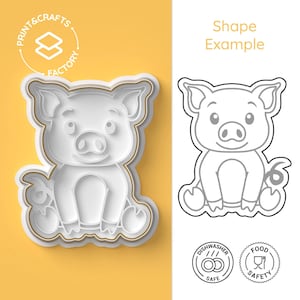Peut inclure: Un emporte-pièce en plastique blanc en forme de cochon de dessin animé. L'emporte-pièce est présenté sur un fond jaune avec un contour noir et blanc du cochon sur le côté droit de l'image. Le texte "Shape Example" est au-dessus du contour. Le texte "Print & Crafts Factory" est dans un cercle au-dessus de l'emporte-pièce. Deux icônes sont sous le contour : l'une montre une assiette avec deux fourchettes et le texte "Dishwasher Safe" et l'autre montre un verre avec une fourchette et le texte "Food Safety".