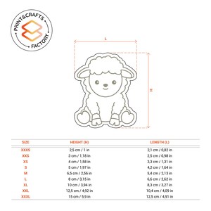 Pu&ograve; includere: Un grafico che mostra le diverse dimensioni di uno stampino per biscotti a forma di agnello, con misure in centimetri e pollici. Lo stampino per biscotti &egrave; un semplice contorno di un agnello con una coda a forma di cuore.