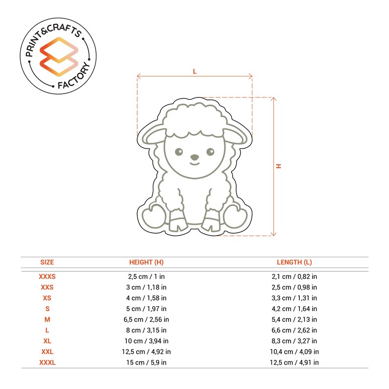 Pu&ograve; includere: Un grafico che mostra le diverse dimensioni di uno stampino per biscotti a forma di agnello, con misure in centimetri e pollici. Lo stampino per biscotti &egrave; un semplice contorno di un agnello con una coda a forma di cuore.