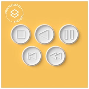 Könnte beinhalten: Fünf weiße runde Knöpfe mit goldener Umrandung auf gelbem Hintergrund. Die Knöpfe haben verschiedene Symbole, darunter ein Quadrat, ein Pfeil nach links, ein Pausensymbol, ein Rückspulsymbol und ein schnelles Rückspulsymbol.