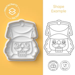 Puede incluir: Cortador de galletas de plástico blanco en forma de cascanueces. El cortador está sobre un fondo amarillo. El cortador es apto para lavavajillas y alimentos.