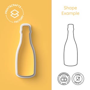 Può includere: Un contorno bianco di una forma di bottiglia su uno sfondo giallo. Il contorno è un tagliapasta. Il testo "Print & Crafts Factory" è in un cerchio sopra la bottiglia. Il testo "Shape Example" è sul lato destro dell'immagine. Ci sono due icone sotto il contorno della bottiglia: "Dishwasher Safe" e "Food Safety".