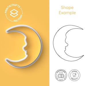 Op de afbeelding: Een witte halve maan koekjesvormer met een gezicht erop. De vormer is op een gele achtergrond. De afbeelding bevat ook een lijntekening van de vormer, pictogrammen voor vaatwasserbestendig en voedselveilig, en de tekst "Vormvoorbeeld" en "Print & Crafts Factory".