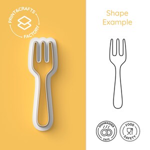 Pode incluir: Um cortador de biscoitos em forma de garfo branco e amarelo. O cortador tem um design de três dentes e é delineado em branco. A imagem também inclui um desenho de linha de um garfo, as palavras "Shape Example" e o texto "Print & Crafts Factory".