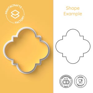 Pode incluir: Um cortador de biscoitos branco em forma de estrela de quatro pontas com um contorno arredondado. O cortador está sobre um fundo amarelo. A imagem também inclui um logotipo para Print & Crafts Factory e ícones de lava-louças e segurança alimentar.