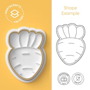 Pode incluir: Cortador de biscoitos branco em forma de cenoura com contorno dourado, ao lado de um desenho a traço preto e branco de uma cenoura. O texto "Shape Example" está acima do desenho. O texto "Print & Crafts Factory" está em um círculo à esquerda.