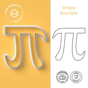 Op de afbeelding: Witte plastic koekjesvormer in de vorm van het wiskundige symbool pi. De vormer bevindt zich op een gele achtergrond. Rechts in de afbeelding is een zwart-witte lijntekening van de vormer te zien. De afbeelding bevat ook twee ronde pictogrammen, een voor vaatwasserbestendig en een voor voedselveiligheid.