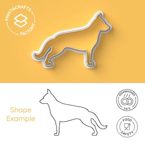Puede incluir: Un cortador de galletas con forma de pastor alemán, en contorno blanco. El cortador de galletas está sobre un fondo amarillo. La imagen también incluye un contorno en blanco y negro del cortador de galletas, un icono de seguridad para lavavajillas y un icono de seguridad alimentaria.