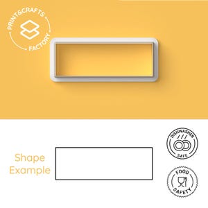 Può includere: Un tagliabiscotti rettangolare bianco con interno giallo, su sfondo giallo. Il testo "PRINT & CRAFTS FACTORY" è in un design circolare. Un esempio di forma in bianco e nero è mostrato sotto. Sono presenti anche icone per lavastoviglie e sicurezza alimentare.