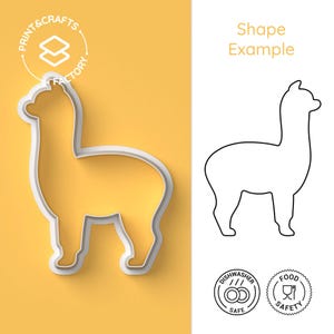 Könnte beinhalten: Ein weißer Plastik-Ausstecher in Form eines Alpakas. Der Ausstecher befindet sich auf einem gelben Hintergrund. Das Bild zeigt auch eine Strichzeichnung des Alpakas, zwei Symbole, die spülmaschinenfest und lebensmittelecht kennzeichnen, sowie den Text "Formbeispiel".