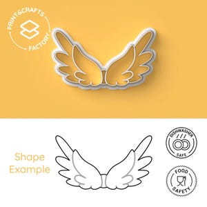 Puede incluir: Cortador de galletas de plástico blanco en forma de alas de ángel. El cortador se muestra sobre un fondo amarillo. Debajo se muestra un dibujo en blanco y negro del cortador, junto con los iconos de apto para lavavajillas y apto para alimentos.