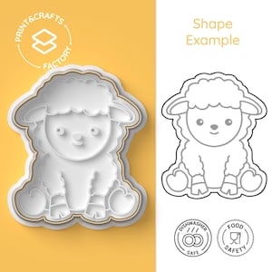 Pu&ograve; includere: Un tagliapasta in plastica bianca a forma di agnello dei cartoni animati. Il tagliapasta &egrave; su uno sfondo giallo. L'immagine mostra anche un contorno in bianco e nero del tagliapasta, insieme a due icone che indicano che il tagliapasta &egrave; lavabile in lavastoviglie e sicuro per gli alimenti.