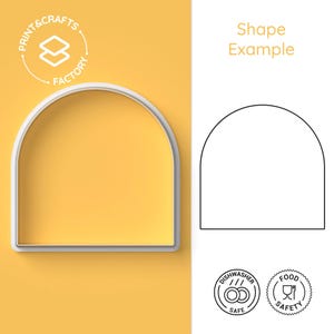 Puede incluir: Un cortador de galletas de plástico blanco en forma de arco. El cortador está sobre una superficie amarilla. La imagen también muestra un dibujo de línea del cortador y dos iconos que indican que el cortador es apto para lavavajillas y alimentos.