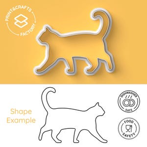 Op de afbeelding: Een witte plastic koekjesvormer in de vorm van een lopende kat. De koekjesvormer bevindt zich op een gele achtergrond. De tekst "Print & Crafts Factory" staat in een cirkel rond de koekjesvormer. Onder de koekjesvormer bevindt zich een zwarte lijntekening van dezelfde kattenvorm. De tekst "Shape Example" staat links van de tekening. Onder de tekening bevinden zich twee ronde pictogrammen. Het eerste pictogram is wit met zwarte tekst en luidt "Dishwasher Safe". Het tweede pictogram is wit met zwarte tekst en luidt "Food Safety".