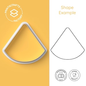 Può includere: Un tagliabiscotti triangolare bianco con angoli arrotondati su sfondo giallo. L'immagine include un esempio di forma con contorno nero, il logo Print & Crafts Factory e icone circolari che indicano la sicurezza alimentare e lavastoviglie.