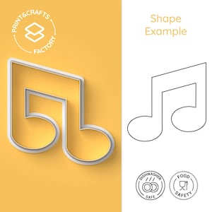 Puede incluir: Cortador de galletas amarillo en forma de nota musical con contorno blanco. La imagen incluye un dibujo lineal de la forma e iconos que indican que es apto para lavavajillas y seguro para alimentos. El texto "PRINT & CRAFTS FACTORY" está en la esquina superior izquierda.