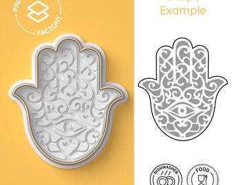 Może przedstawiać: Biała ręka Hamsy z misternymi detalami, w tym okiem w środku, pokazana na żółtym tle. Hamsa jest symbolem ochrony i szczęścia. Obraz zawiera również logo "Print & Crafts Factory" oraz dwie ikony wskazujące na zmywarkę i bezpieczeństwo żywności.