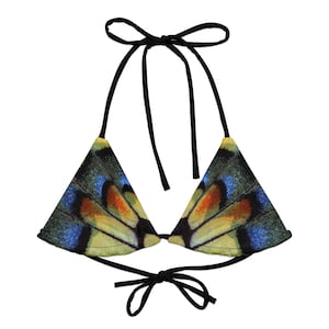 Peut inclure: Haut de bikini triangulaire avec un motif d'aile de papillon aux couleurs vives : jaune, bleu, orange et vert. Il comporte des liens noirs au cou et dans le dos pour un ajustement réglable. Le motif imite les détails complexes d'une aile de papillon.