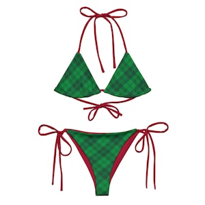 Puede incluir: Bikini de cuadros verdes y rojos con tirantes ajustables. La parte superior es de estilo triangular y la inferior es de corte atrevido.