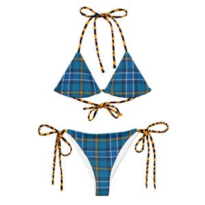 Puede incluir: Un bikini azul y naranja a cuadros con una parte superior triangular y una parte inferior con cordones laterales.