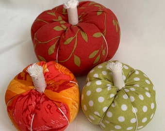 Set n°9 : Décoration d'automne de citrouilles en tissu fait main (vert vif, orange et rouge)