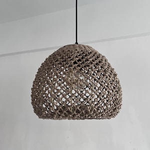 Luminária pendente de vime com ervas marinhas