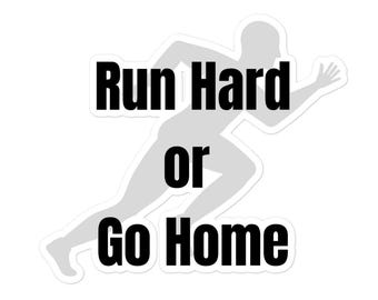 Könnte beinhalten: Ein weißer Aufkleber mit einer grauen Silhouette eines Läufers und dem Text "Run Hard or Go Home" in fetten schwarzen Buchstaben. Der Aufkleber hat einen weißen Rand, ideal für Sportler.