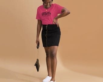 Living That Sports Mom Life T-Shirt: Unisex Cotton Tee