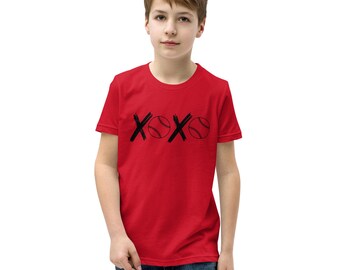Op de afbeelding: Een rood t-shirt met een zwarte afbeelding van de letters "XOXO" met honkballen die de "O"'s vervangen. Het t-shirt wordt gedragen door een jonge persoon. Het t-shirt is gemaakt van een zacht materiaal.