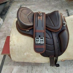 Handcrafted Brown Leather Horse Saddle: Western Equestrian Riding Gear