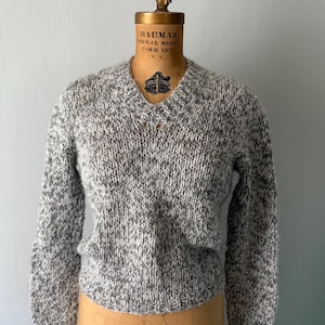 Vintage 1960s Grey and White Hand Knit Women&#39;s Pullover Sweater