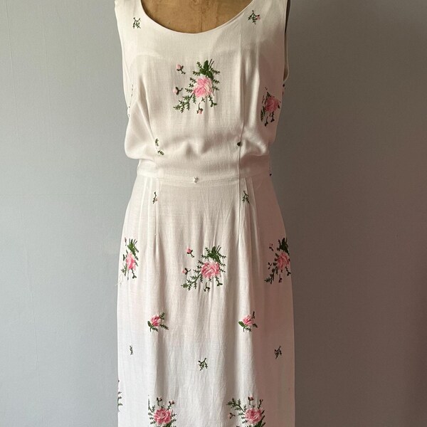 Vestido vintage floral sin mangas con bordados rosas de los años 50 y 60