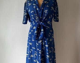 Vintage blauwe chiffonjurk met plantenprint uit de jaren 40