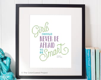 Las niñas nunca deberían tener miedo de ser inteligentes - Patrón de punto de cruz con cita de Emma Watson