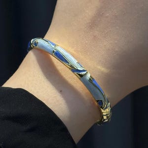 Hellblaue Emaille Armspange, Floral Cloisonné Armband, Vergoldetes Vintage Style Schmuck, zweifarbige Blume Manschette, Geschenk für Frauen