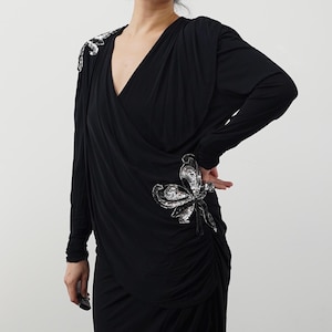 vintage noire drapée avec appliqué de sequins papillon | Robe de soirée italienne des années 80 | Fabriqué en Italie | Robe de cocktail élégante M/L