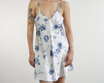 Robe nuisette fleurie en satin des années 2000
